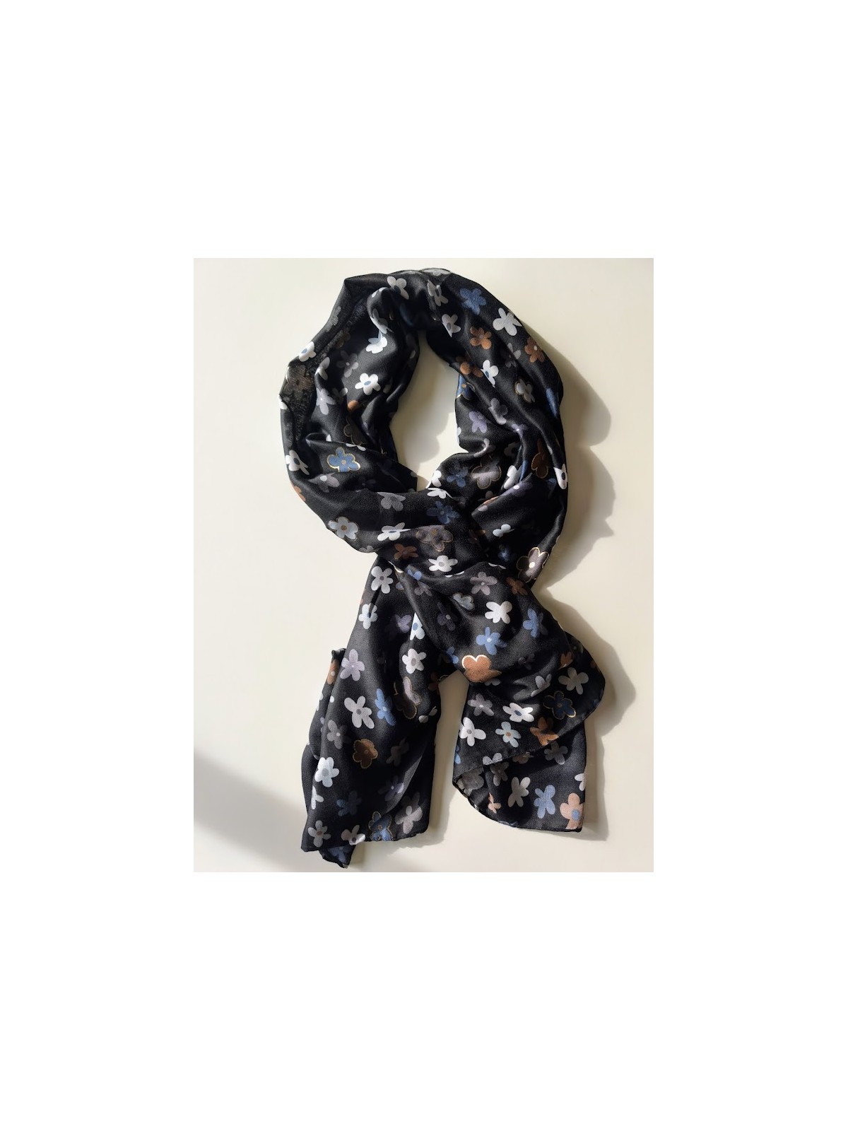 Foulard noir imprimés fleurs colorées l 1 vue de face l Tilleulmenthe mode boutique de vêtements femme en ligne