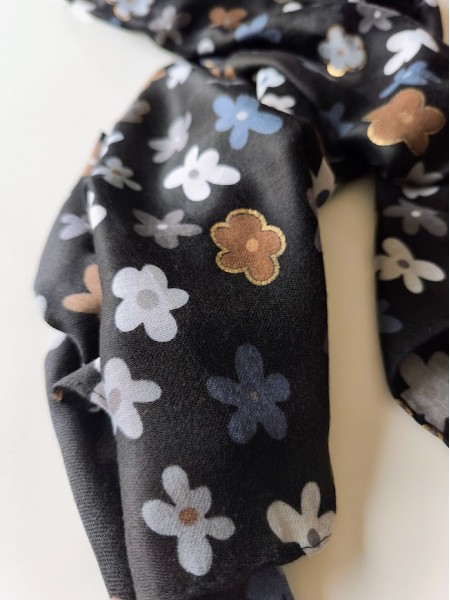 Foulard noir motifs floraux colorés l 2 vue rapprochée l Tilleulmenthe mode boutique de vêtements femme en ligne
