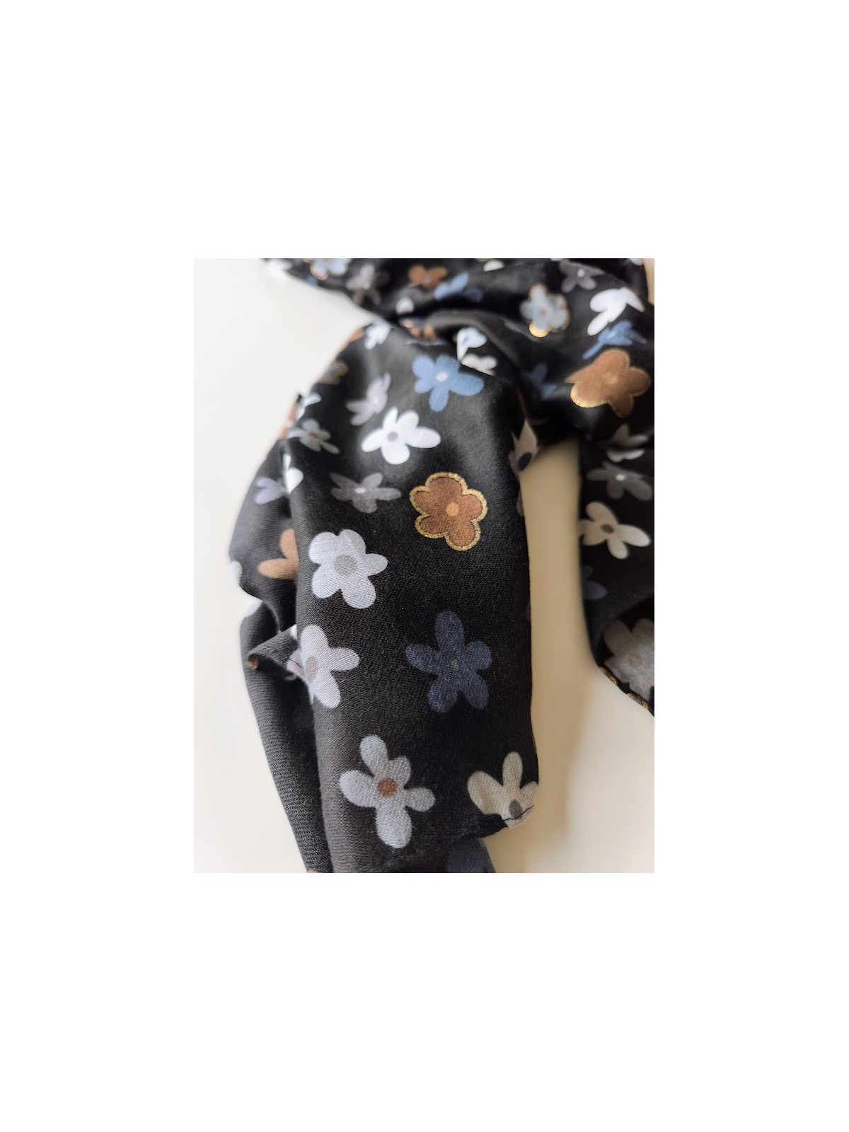 Foulard noir motifs floraux colorés l 2 vue rapprochée l Tilleulmenthe mode boutique de vêtements femme en ligne