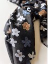 Foulard noir motifs floraux colorés l 2 vue rapprochée l Tilleulmenthe mode boutique de vêtements femme en ligne