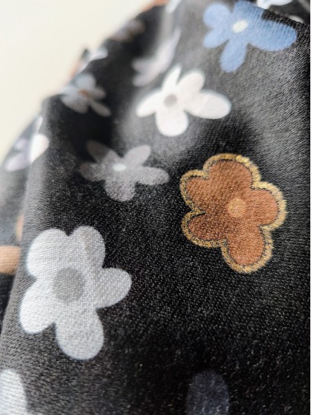 Foulard femme avec fleurs colorées l 3 vue de près l Tilleulmenthe mode boutique de vêtements femme en ligne