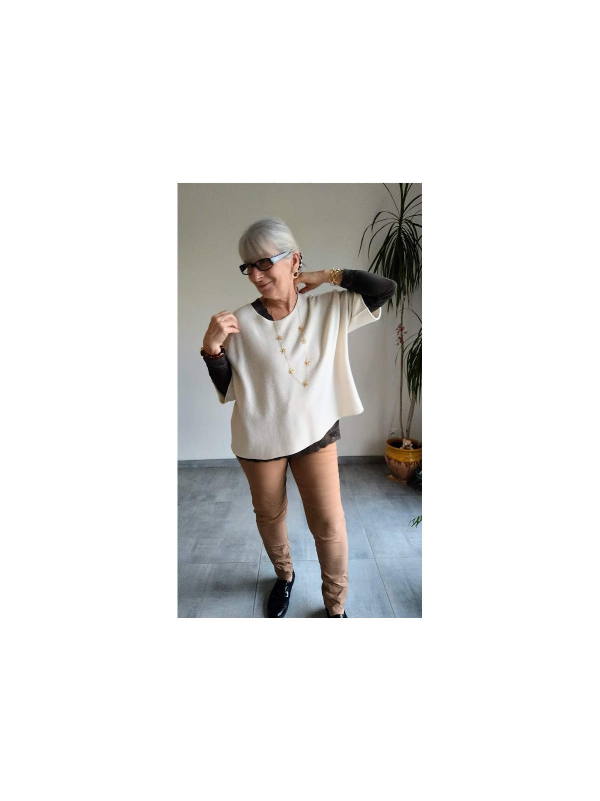 Pull poncho beige manches courtes l 1 vue de face l Tilleulmenthe mode boutique de vêtements femme en ligne