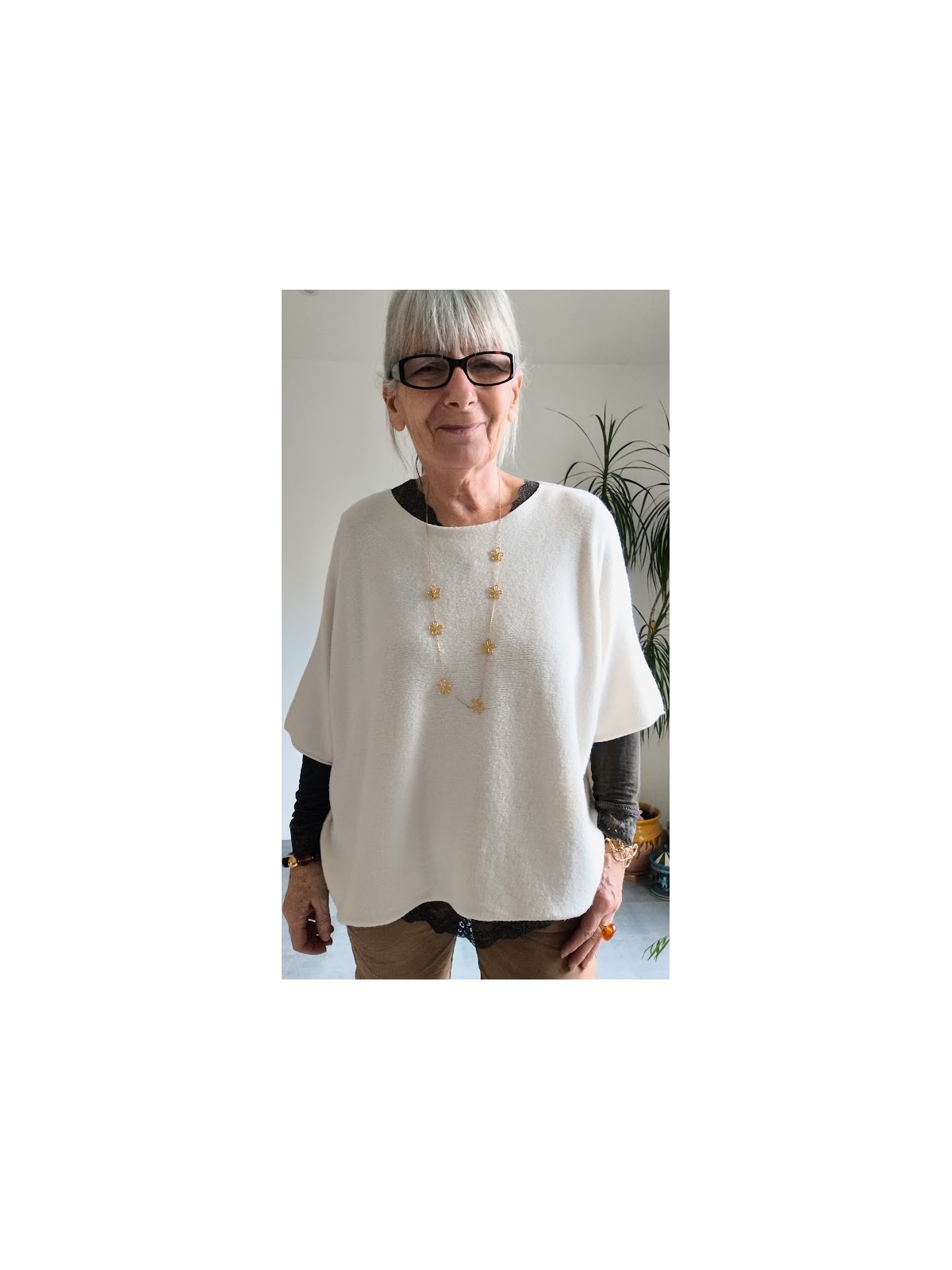 Pull poncho écru femme l 2 vue porté l Tilleulmenthe mode boutique de vêtements femme en ligne