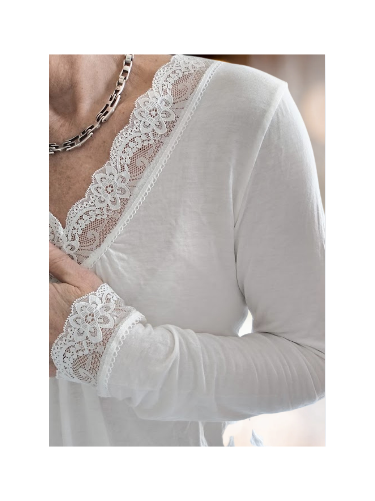 Top blanc à dentelle avec manches longues l 2 vue rapprochée l Tilleulmenthe mode boutique de vêtements femme en ligne