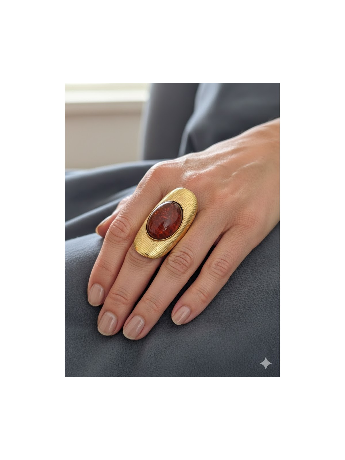 Bague fantaisie dorée avec pierre marron l 1 vue portée l Tilleulmenthe mode boutique de vêtements femme en ligne