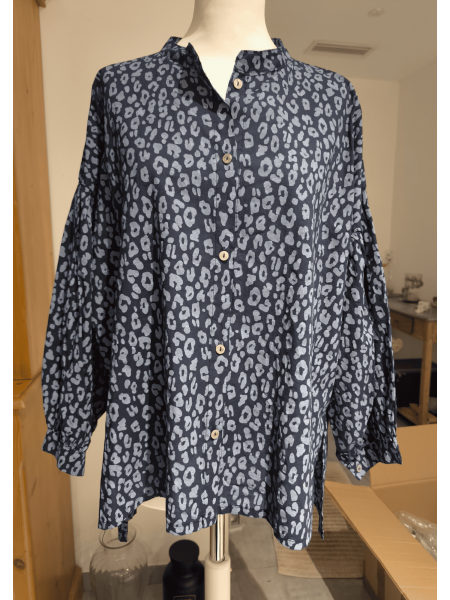 Blouse léopard bleue manches bouffantes l 2 vue de près l Tilleulmenthe mode boutique de vêtements femme en ligne