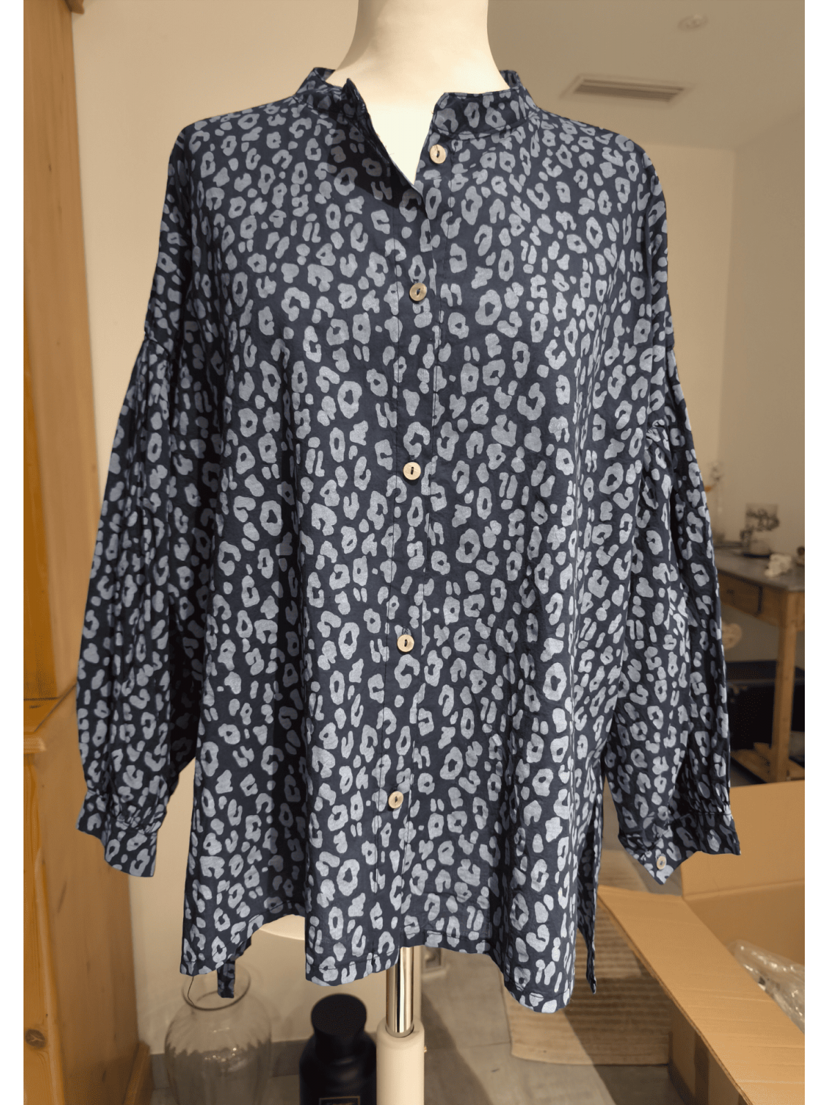 Blouse léopard bleue manches bouffantes l 2 vue de près l Tilleulmenthe mode boutique de vêtements femme en ligne