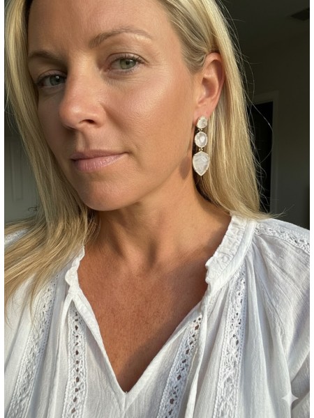 Boucles d'oreille doré et nacré acier et pierre naturelle 2 vue portée l Tilleulmenthe mode boutique de vêtements femme en ligne