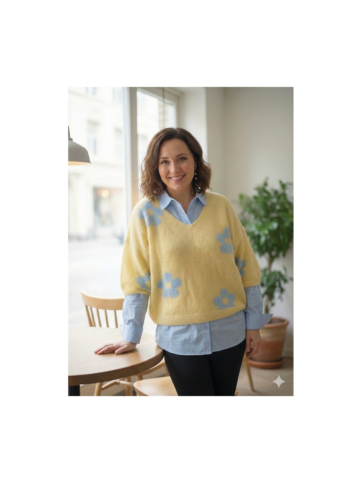 Pull jaune fleurs bleues l 4 vue de face l Tilleulmenthe mode boutique de vêtements femme en ligne