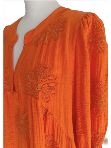 Robe orange à fleurs brodées l 2 vue de près l Tilleulmenthe mode boutique de vêtements femme en ligne