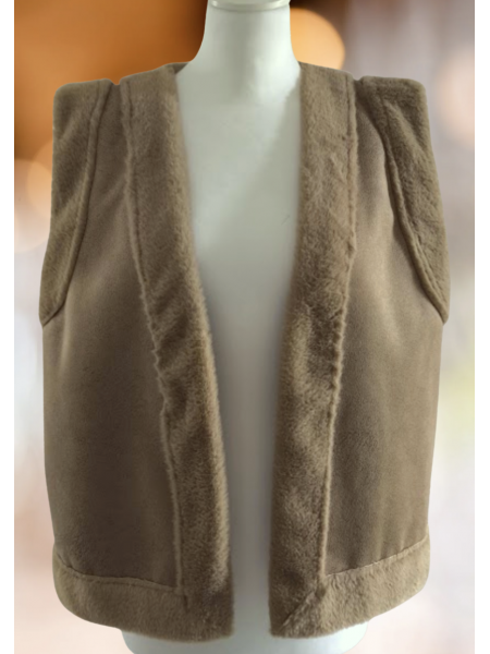 Veste camel imitation peau retournée sans manche l 2 vue de près l Tilleulmenthe mode boutique de vêtements femme en ligne