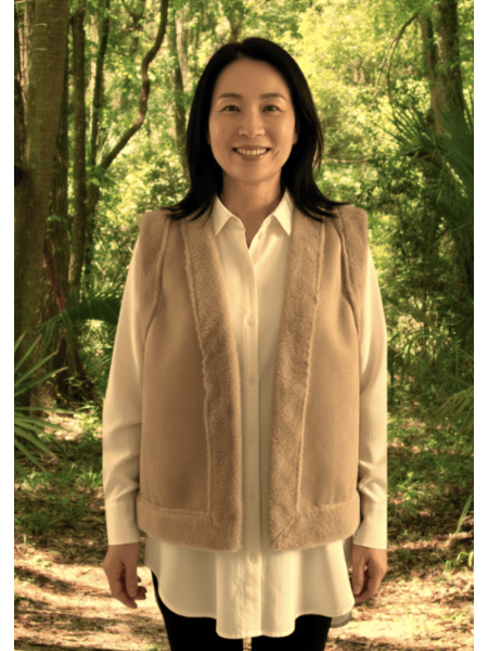 Veste sans manche camel imitation peau retournée l 1 vue portée l Tilleulmenthe mode boutique de vêtements femme en ligne