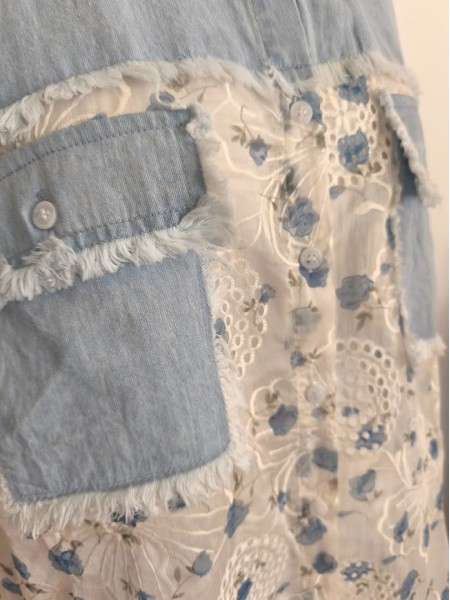 Blouse femme en jeans avec imprimé liberty l 3 vue rapprochée l Tilleulmenthe mode boutique de vêtements femme en ligne