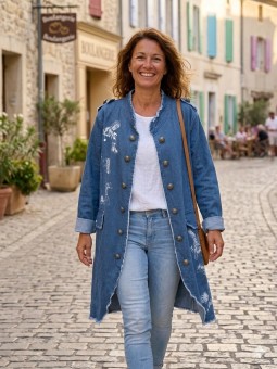 Veste en jeans avec écritures blanches l 1 vue porté l Tilleulmenthe mode boutique de vêtements femme en ligne