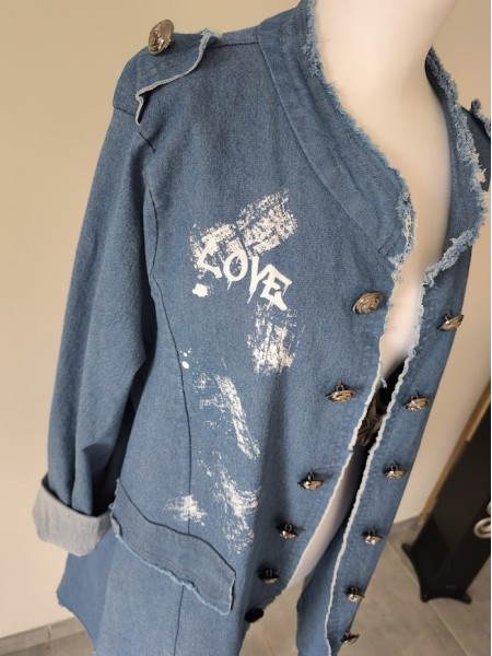 Veste longue bleu jeans écritures blanches l 2 vue de près l Tilleulmenthe mode boutique de vêtements femme en ligne