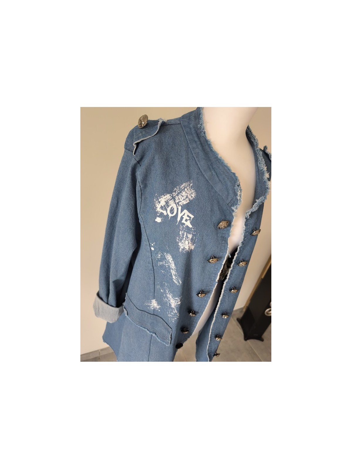 Veste longue bleu jeans écritures blanches l 2 vue de près l Tilleulmenthe mode boutique de vêtements femme en ligne