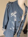 Veste longue bleu jeans écritures blanches l 2 vue de près l Tilleulmenthe mode boutique de vêtements femme en ligne