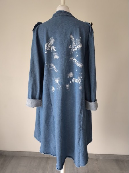 Veste femme en jeans avec écritures blanches et boutons l 3 vue de dos l Tilleulmenthe mode boutique de vêtements femme en ligne