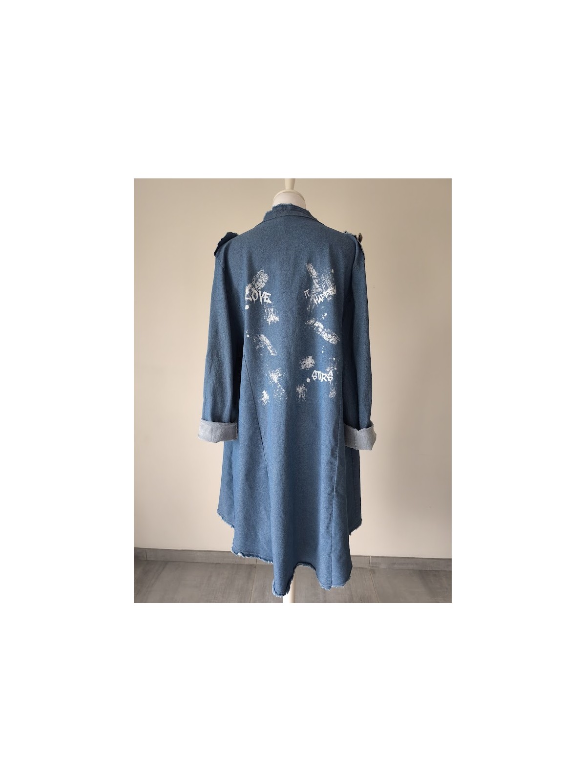 Veste femme en jeans avec écritures blanches et boutons l 3 vue de dos l Tilleulmenthe mode boutique de vêtements femme en ligne