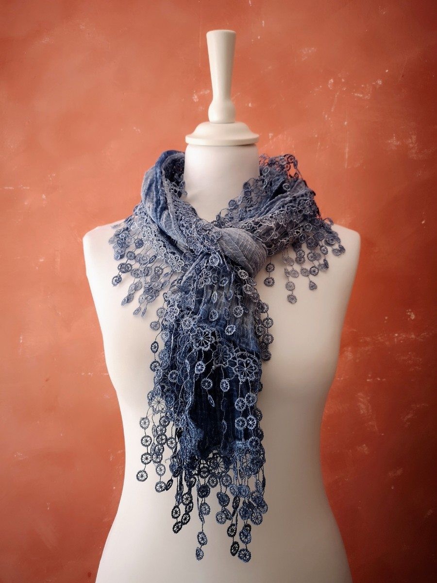 Foulard Breloques 2 | La mode au féminin prêt à porter femmes vêtements originaux fashion dernières tendances Foulard Breloques 2 | La mode au féminin prêt à porter femmes vêtements originaux fashion dernières tendances