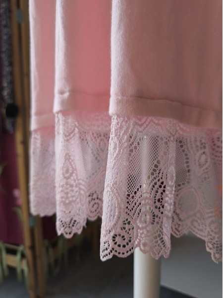 Top rose dentelle manches longues l 2 vue rapprochée l Tilleulmenthe mode boutique de vêtements femme en ligne