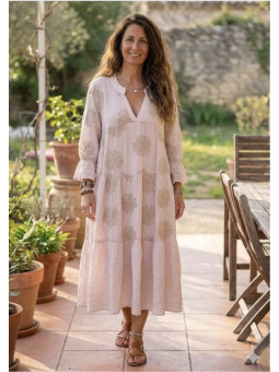 Robe rose brodries fleurs l 3 vue portée l Tilleulmenthe mode boutique de vêtements femme en ligne