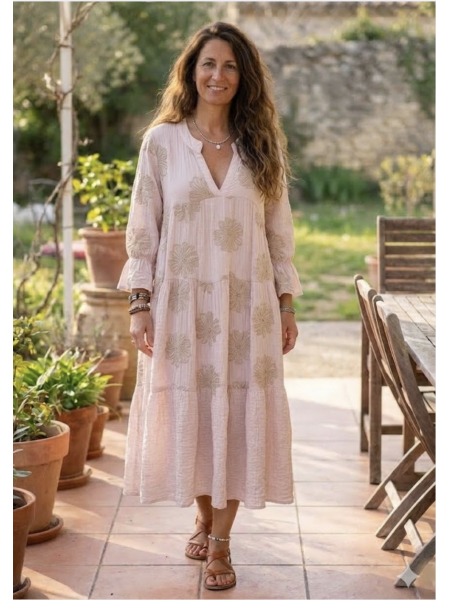 Robe rose brodries fleurs l 3 vue portée l Tilleulmenthe mode boutique de vêtements femme en ligne