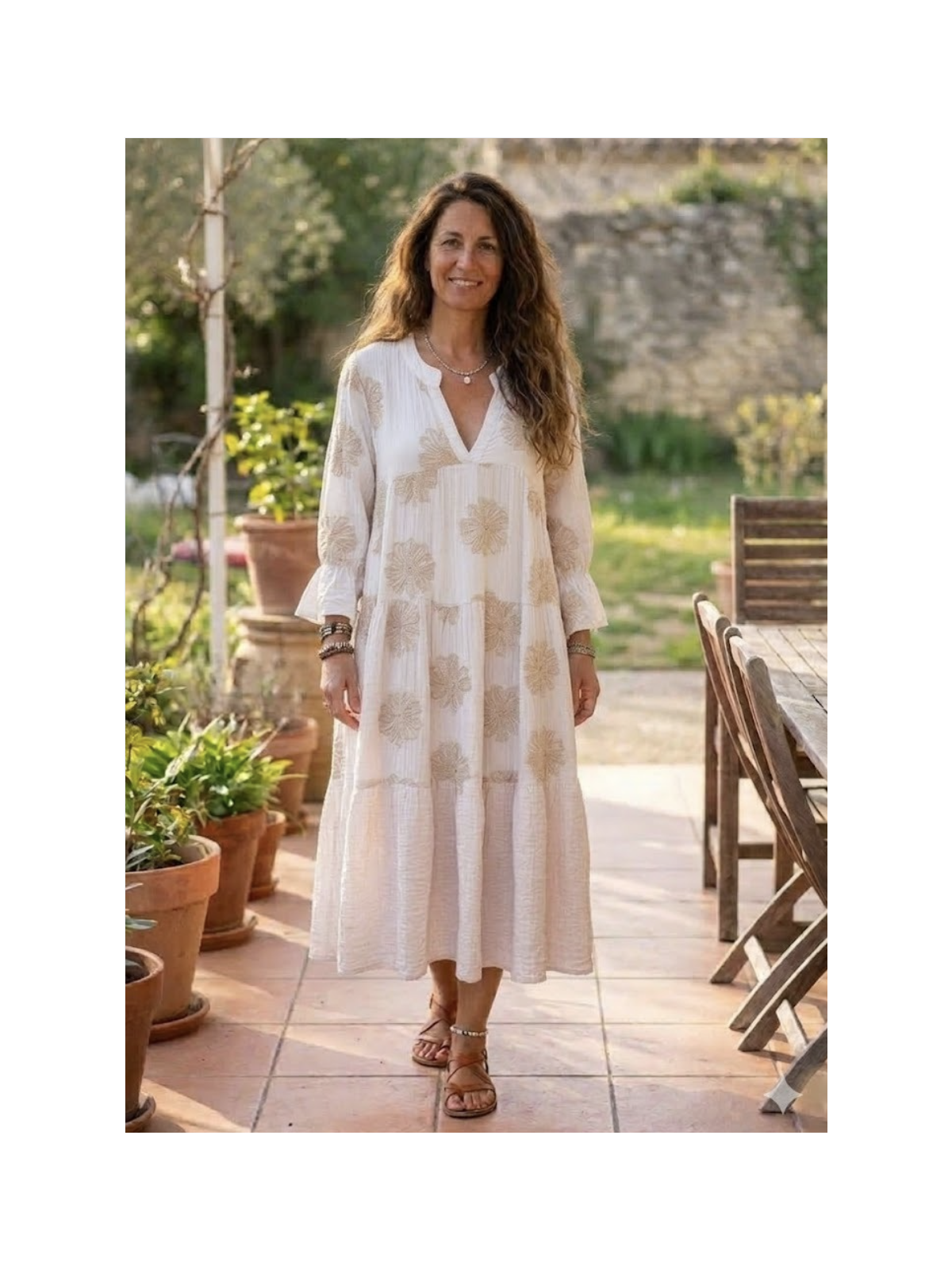 Robe longue couleur crème avec broderies dorées l 8 vue couleur crème l Tilleulmenthe mode boutique de vêtements femme en ligne