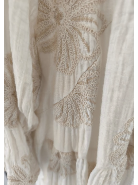 Robe crème coupe ample pour femme l 10 vue rapprochée l Tilleulmenthe mode boutique de vêtements femme en ligne