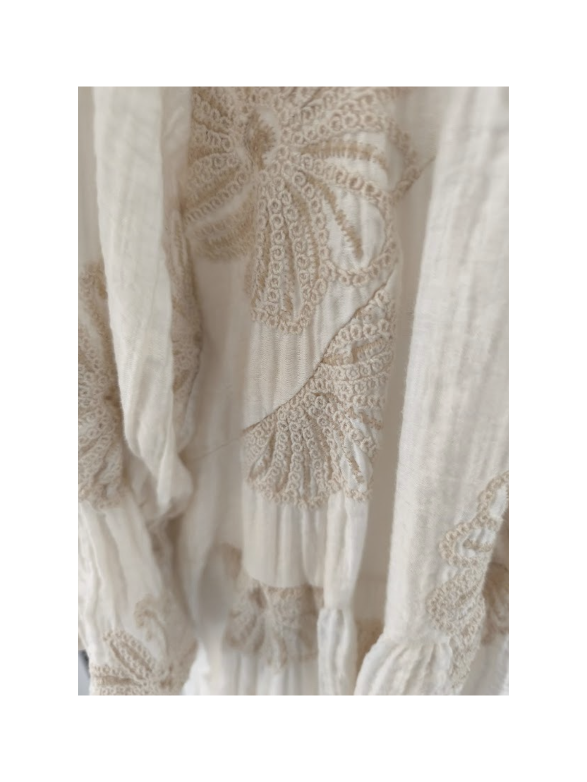 Robe crème coupe ample pour femme l 10 vue rapprochée l Tilleulmenthe mode boutique de vêtements femme en ligne