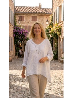 Haut blanc manches longues fleurs en relief l 1 vue de face l Tilleulmenthe mode boutique de vêtements femme en ligne