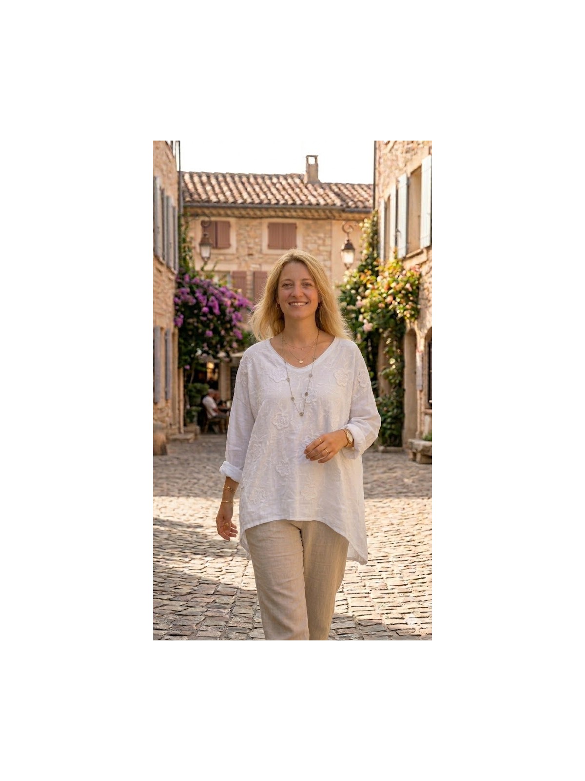 Haut blanc manches longues fleurs en relief l 1 vue de face l Tilleulmenthe mode boutique de vêtements femme en ligne