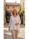 Haut blanc manches longues fleurs en relief l 1 vue de face l Tilleulmenthe mode boutique de vêtements femme en ligne