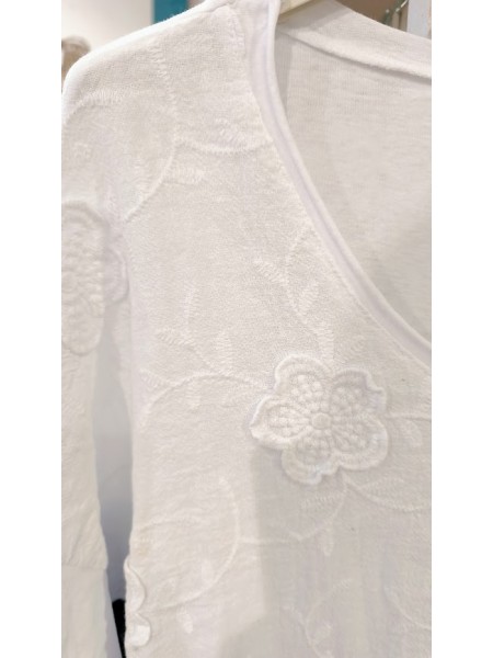 Haut à fleurs blanches encolure arrondie l 2 vue de près l Tilleulmenthe mode boutique de vêtements femme en ligne