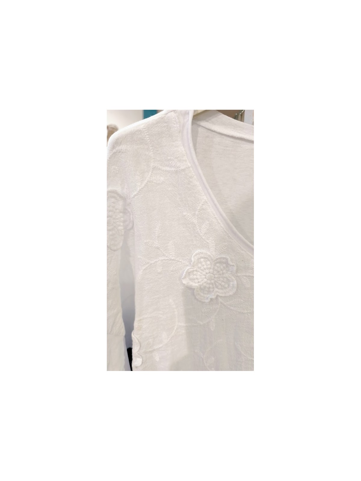 Haut à fleurs blanches encolure arrondie l 2 vue de près l Tilleulmenthe mode boutique de vêtements femme en ligne