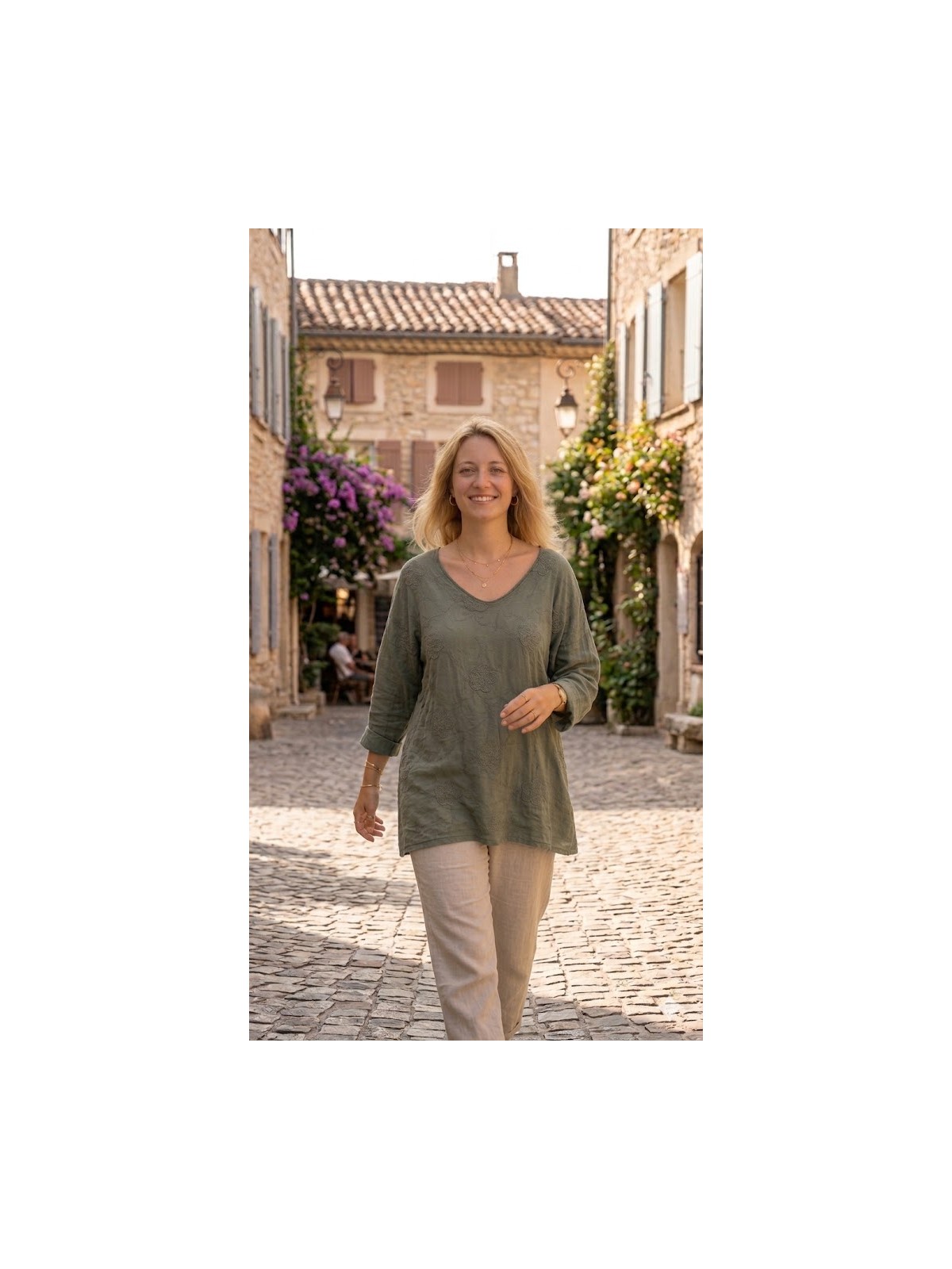 Haut ample kaki à fleurs relief l 3 vue porté l Tilleulmenthe mode boutique de vêtements femme en ligne