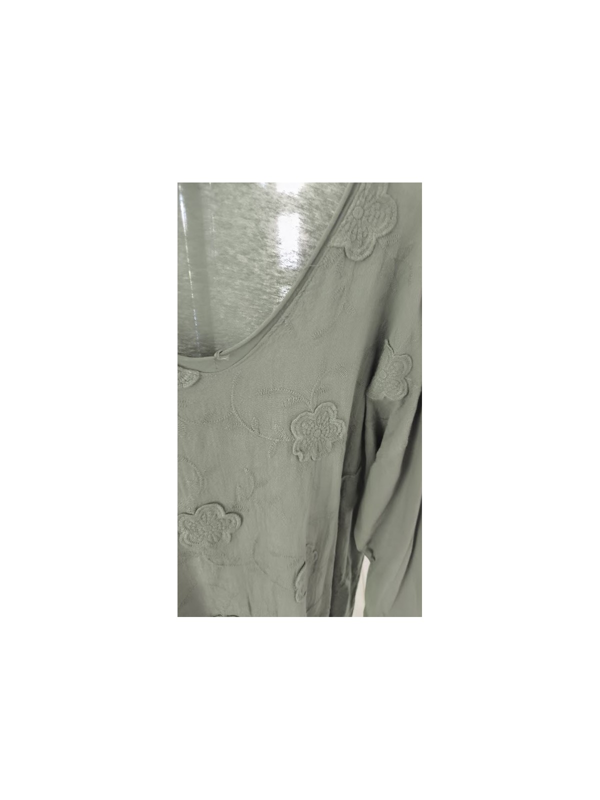Haut femme ample kaki à fleurs l 4 vue rapprochée l Tilleulmenthe mode boutique de vêtements femme en ligne