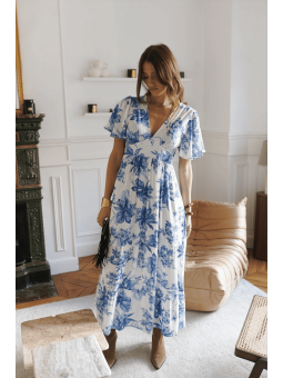 Robe longue à fleurs blanche et bleue l 1 vue portée l Tilleulmenthe mode boutique de vêtements femme en ligne