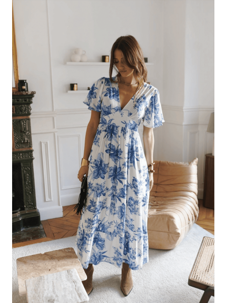 Robe longue à fleurs blanche et bleue l 1 vue portée l Tilleulmenthe mode boutique de vêtements femme en ligne