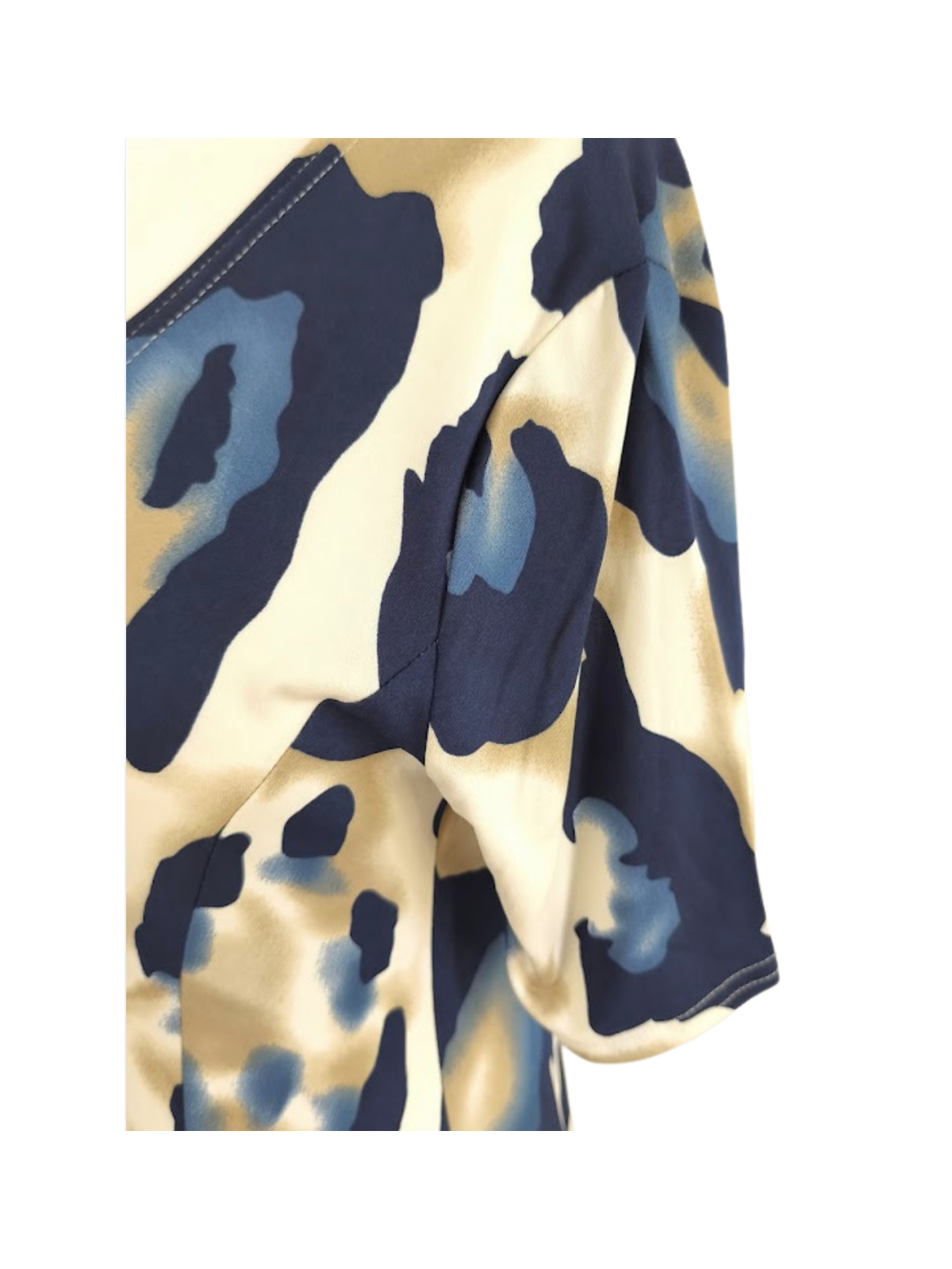 Robe femme beige à imprimés bleu marine l 3 vue rapprochée l Tilleulmenthe mode boutique de vêtements femme en ligne