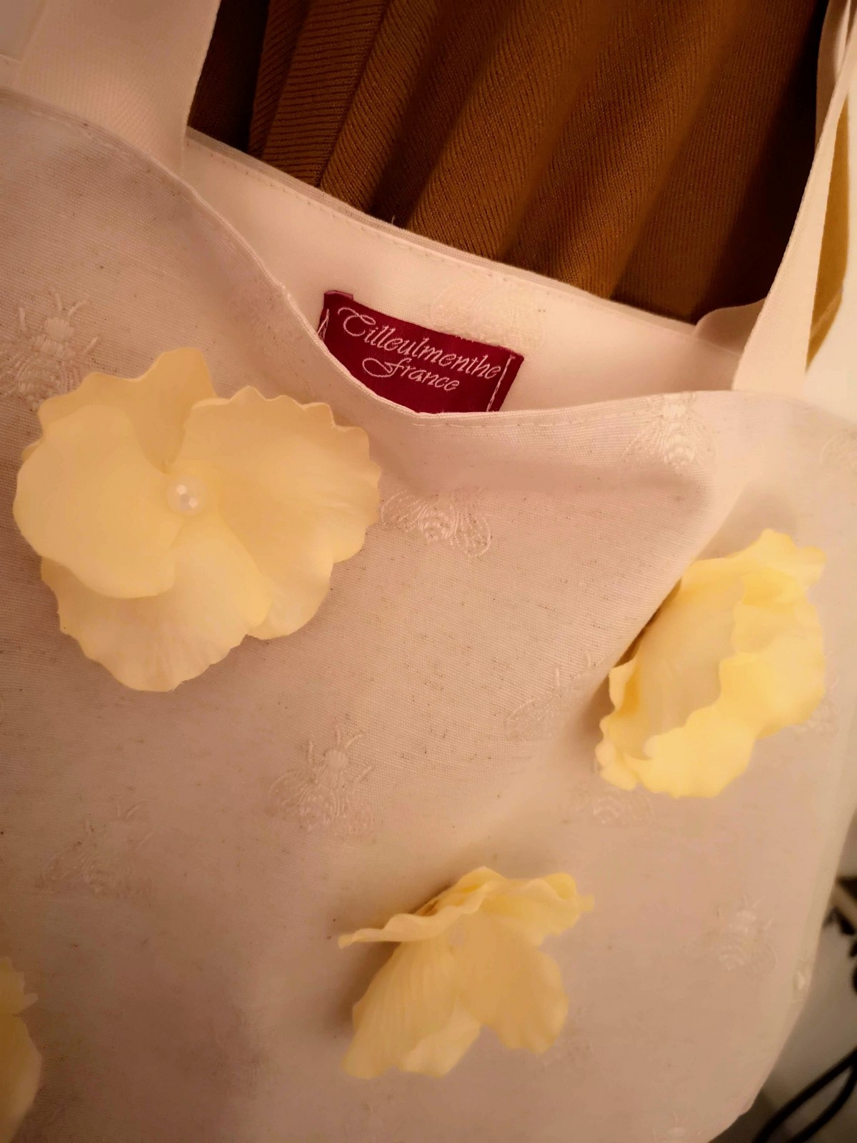 Sac Fleur de Lune crème avec détails fleurs et tissu abeilles| 2 vue rapprochée | Tilleulmenthe boutique de mode femme en ligne