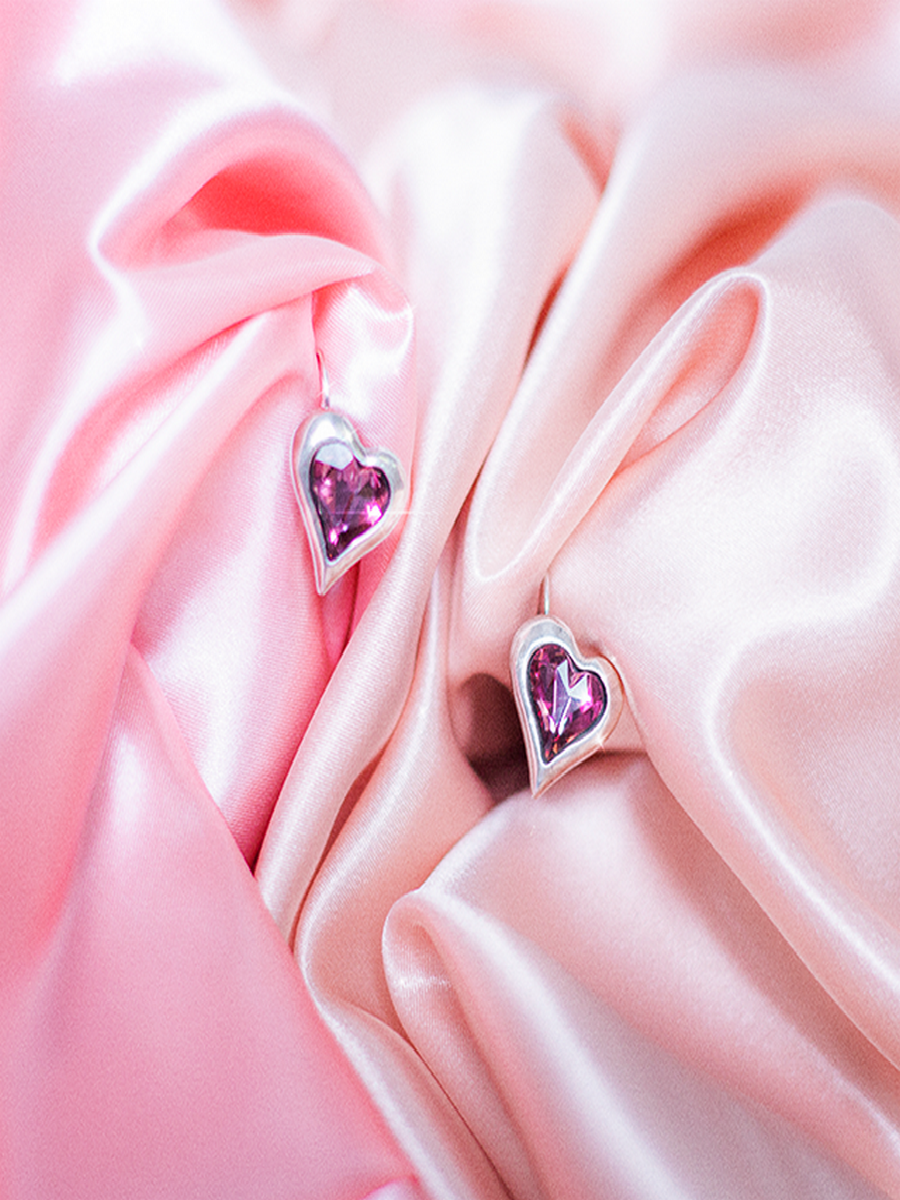 Boucles d'oreilles Ciclon Swarovski avec fermeture crochet I 5 vue sur fond rose I Tilleulmenthe boutique de mode femme en ligne